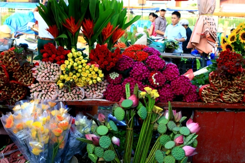 A busy night at Quang Ba flower market