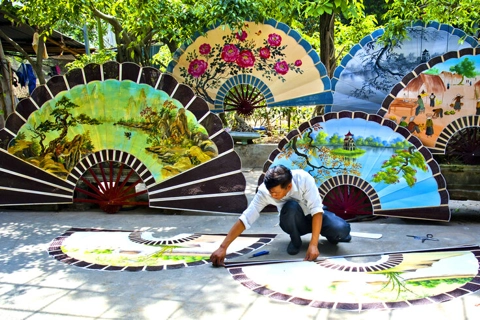 Traditional fans thrive Chang Son craft village