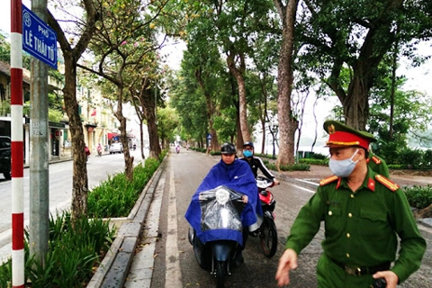 Hundreds of people fined for disobeying face mask rules in Hanoi