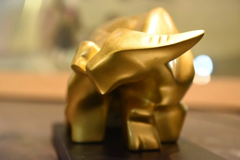 24k gold-plated buffalo sculpture for Lunar New Year decoration 