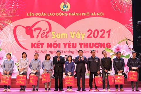 Hanoi gives gifts to needy workers