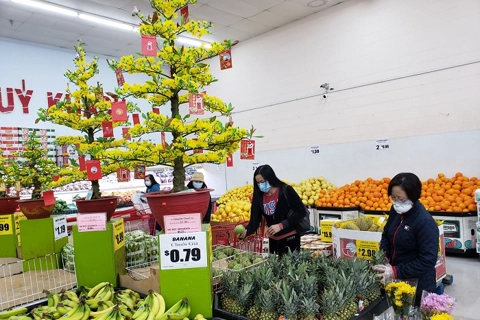 Tet market in California is bustling with excellent flower and goods stalls