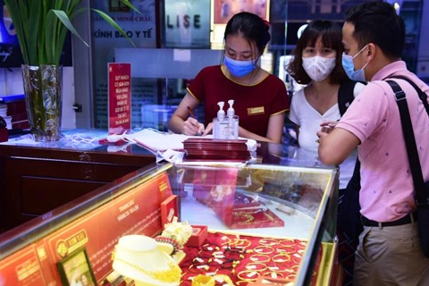 Gold investors in Vietnam urged to stay cautious amid strong market volatility