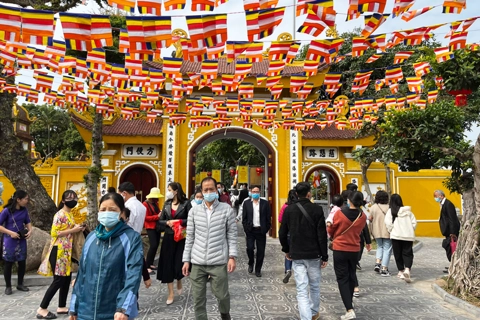 Hanoians go to pagoda on 2nd day of Tet holiday 