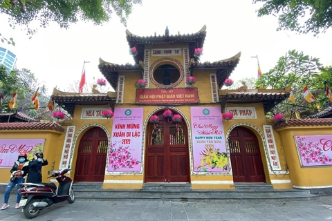 Hanoi: relics, temples and religious sites closed – people do the worship ritual from distance