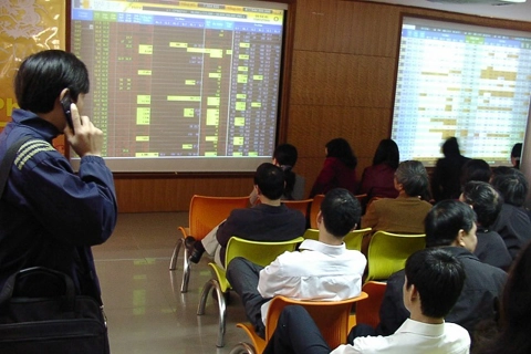 Stock market authorities to move stocks from HOSE to HNX to ease overload