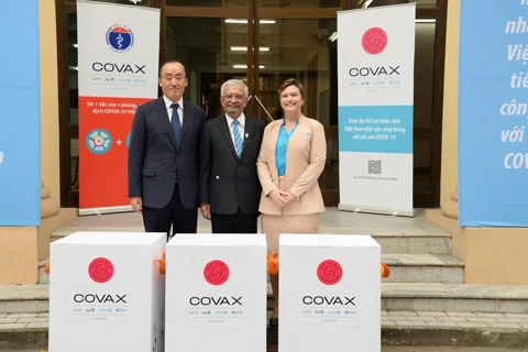 Int’l organizations help first COVAX vaccine dose delivered to Vietnam 