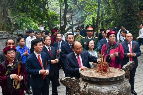 Vietnam president makes incense offering to Hung Kings 