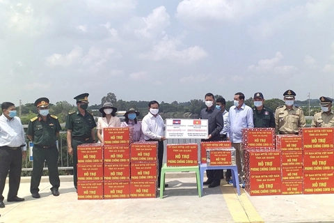 Vietnam hands over big Covid-19 relief to Cambodia