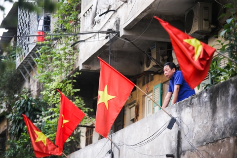 Hanoi colored in red on Reunification Day celebrations 