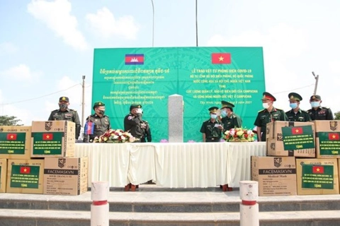 Vietnam hands over medical materials to aid Cambodia’s fight against Covid-19