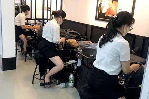 Hanoi: Men rushed to have hair-cut before barbershops close