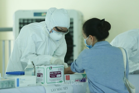 Vietnam starts vaccinating workers in epicenters 