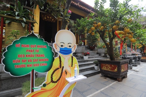 Hanoi halts public religious services over Covid-19