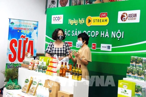 Hanoi livestreams to sell specialties