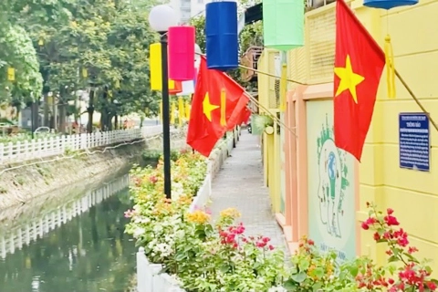 Hanoi: Walkway around Truc Bach Lake ‘dresses up new clothes’