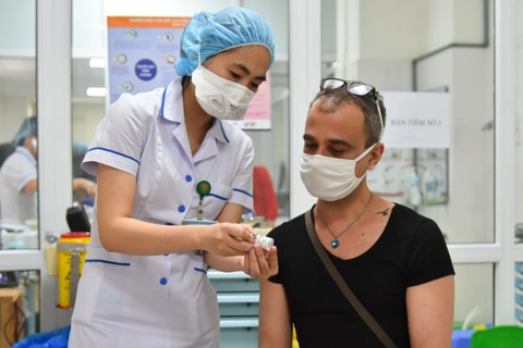 Vietnam affirms Covid-19 vaccination for foreigners
