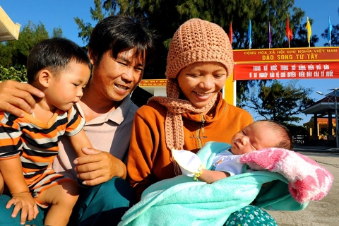 Photo exhibition “Family - A loving home” opens in Hanoi