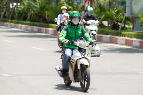 Shippers in Hanoi are busier as sit-down table service is banned