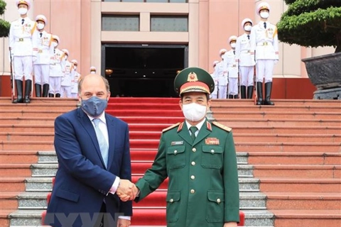 Vietnam, UK strengthen defense ties