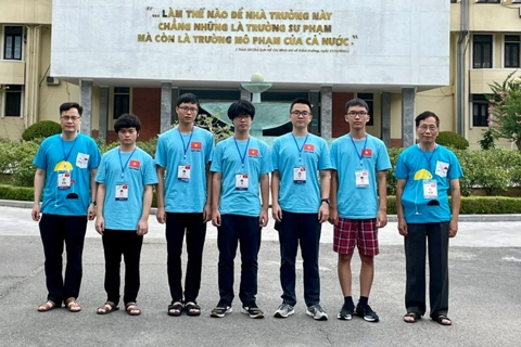 Hanoian students bag gold medals at International Physics Olympiad 2021