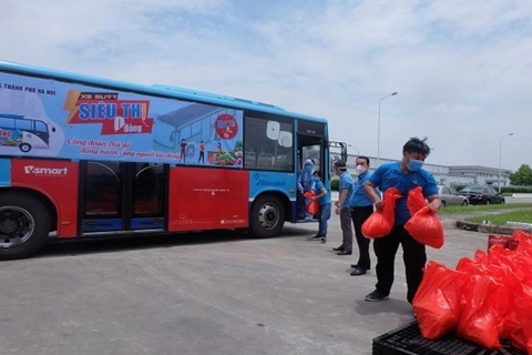 “Zero-dong store on bus” model eases hardship for pandemic-hit workers in Hanoi