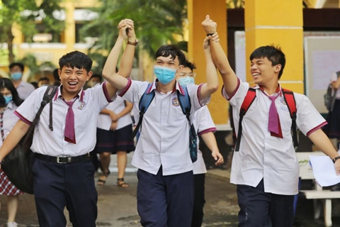 Nearly all Hanoi high school students pass national graduation exam