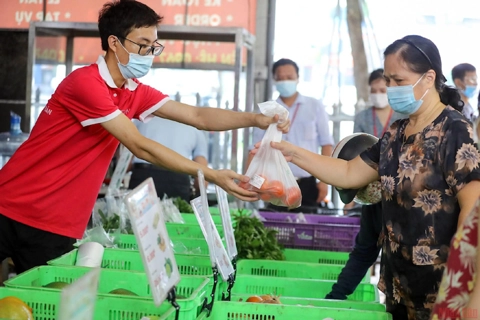 Hanoi’s retailers ensure supply of essential items to consumers