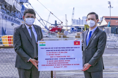 Indian warship brings oxygen to help Vietnam save lives 