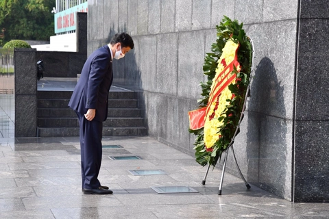 Photo of the Day: Japan Defense Minister lays a wreath at President Ho Chi Minh Mausoleum