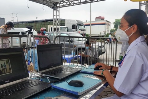 Hanoi installs QR-code scanning cameras at Covid-19 checkpoints