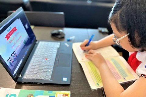 Free computers for thousands of needy students in Hanoi