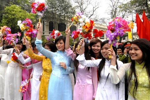 [Uniqueness of Hanoi's craft villages] Trach Xa villagers: Born to be skillful 'ao dai' tailors