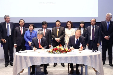 Vietnamese PM ends visit to France, health cooperation on spotlight