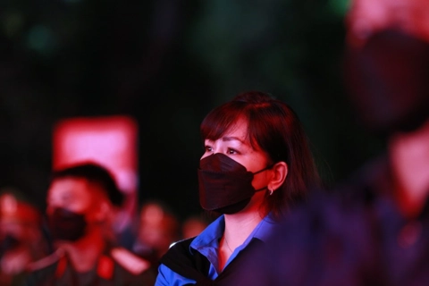 PHOTO: Hanoi joins national requiem for Covid-19 deaths