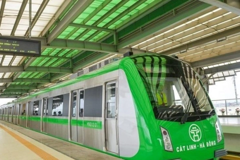 Many Hanoians eager to travel on sky train 