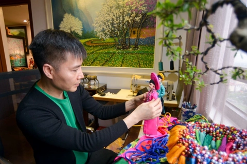 Hanoi artist glams up dolls with 54 ethnic minority’s attires