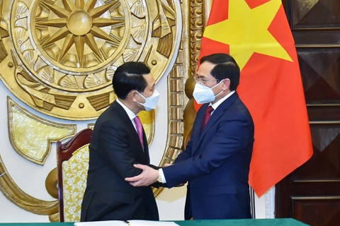 Vietnam, Laos cement ties 