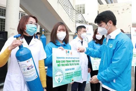 Hanoi provides free oxygen tanks to support Covid-19 patients treated at home