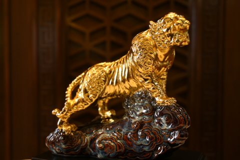 24k gold-plated tiger sculpture for Lunar New Year decoration