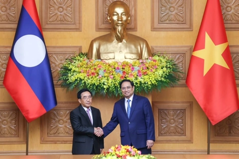 Lao PM arrives in Hanoi, 1st guest of Vietnam in 2022 