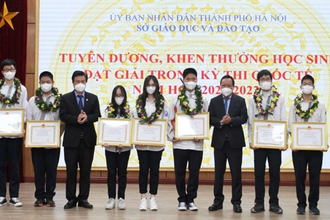 Hanoi praises outstanding students at international contests