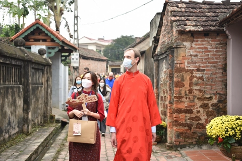 Tet Holiday re-enacted in Duong Lam ancient village