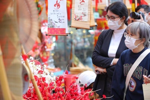 [Video]Tet atmosphere in Hang Luoc and Phung Hung streets