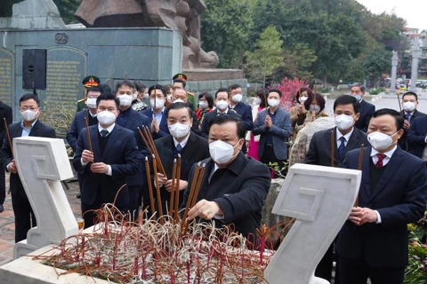 Hanoi’s leaders offer incense to King Quang Trung at Dong Da Mound