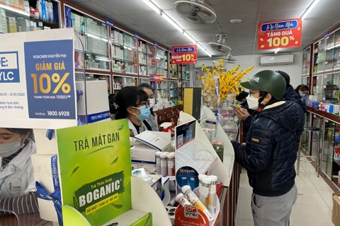 Hanoian queues to buy Covid-19 quick test kits and drugs