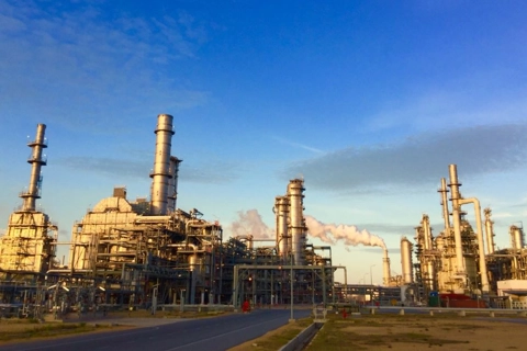 Vietnam NA chairman demands supervision of biggest oil refinery amid petroleum scarcity