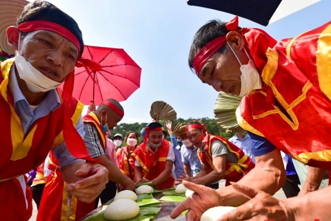 Traditional cake making contest commemorates Hung Kings