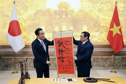 Vietnam PM presents Kishida Fumio with calligraphy