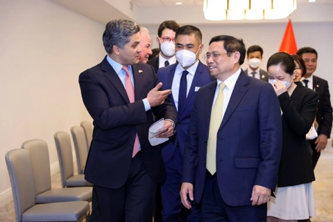 Vietnamese PM meets American giant corporations in Washington